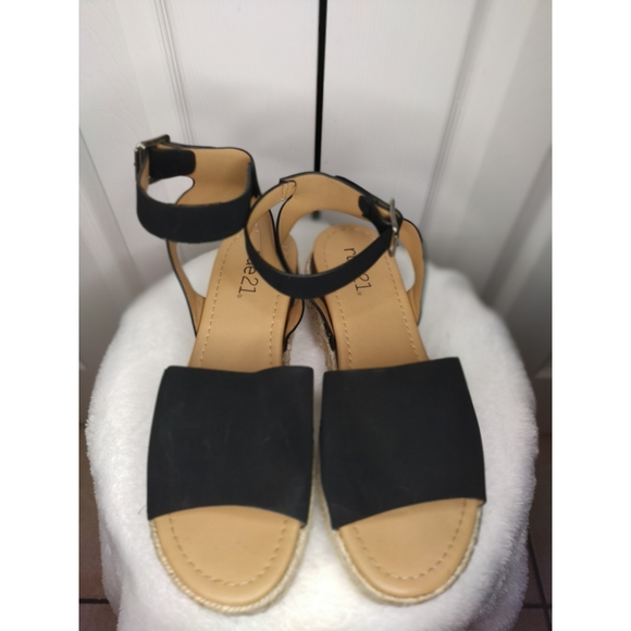 Platform Sandals - Picture 3 of 3